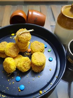 कोकनट कुकीज (Coconut cookies recipe in marathi) रेसिपी चे मुख्य फोटो 