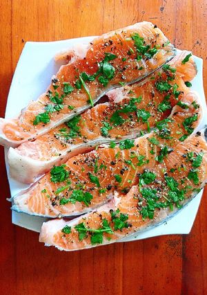 Hình của món Cá hồi áp chảo sốt tắc.