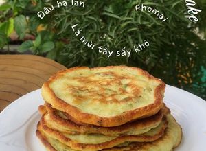 Hình của món Bánh rán hay bánh pancake đậu hà lan phomai mix lá mùi tây.
