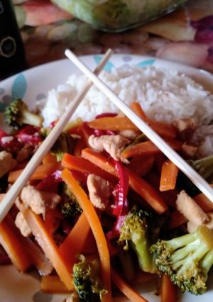 Una foto de Pollo con vegetales tipo chop suey (chap sui)