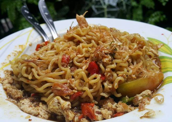 Mie kuah nyemek rasa rendang..pedesnya nendang..!!