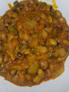 A picture of Porriage beans with green pepper.