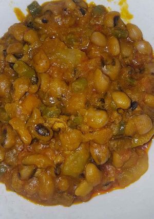 A picture of Porriage beans with green pepper.