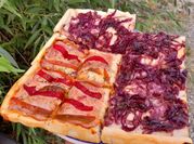 Una foto de fugazzeta de jamon y queso