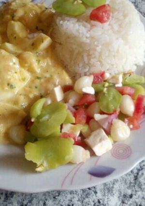 Una foto de Ají de huevos con ensalada energética