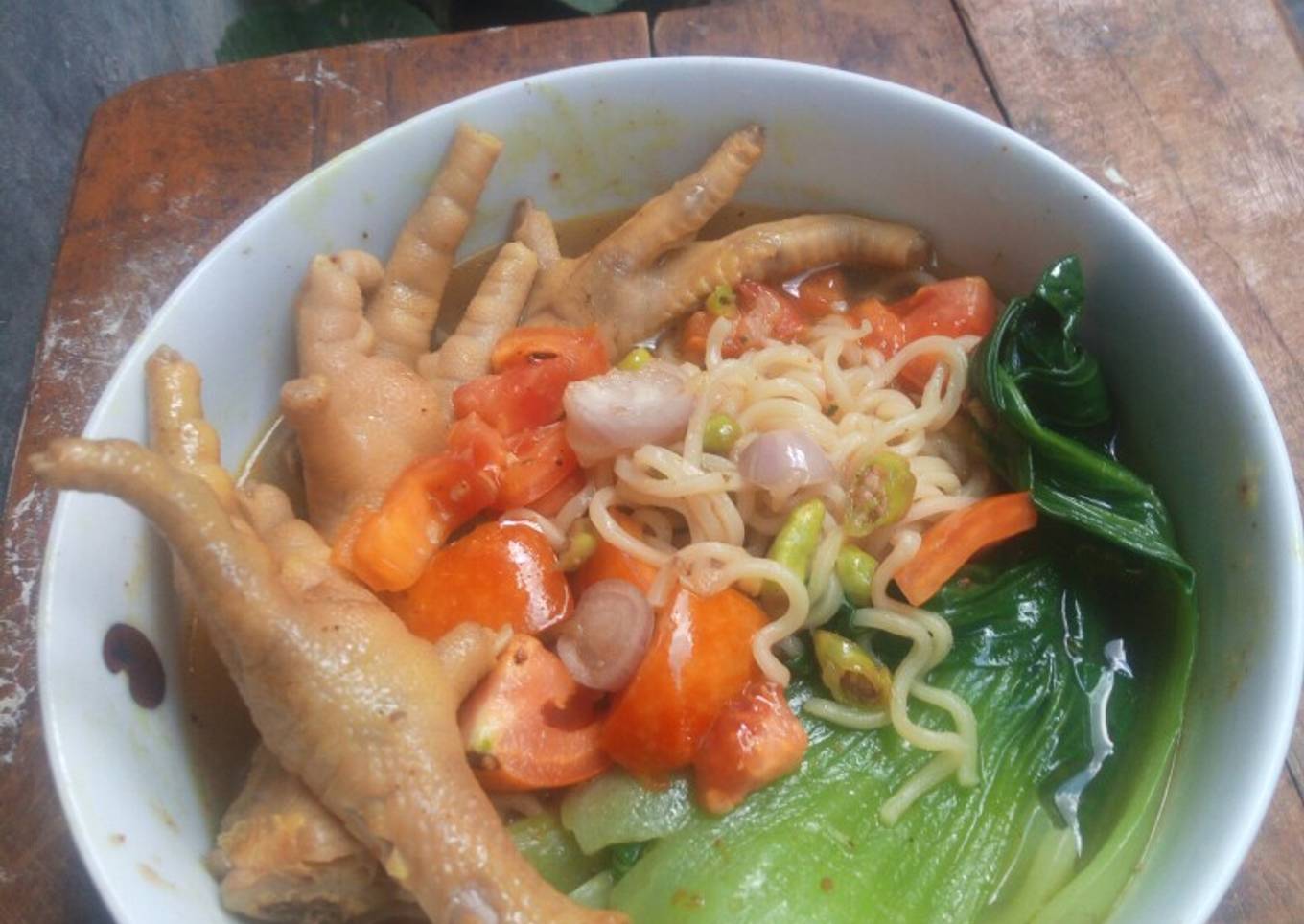 Mie soto sedap bejo"toping ceker ayam pakcoi"