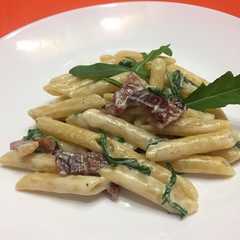 A picture of Penne rucole e speck.