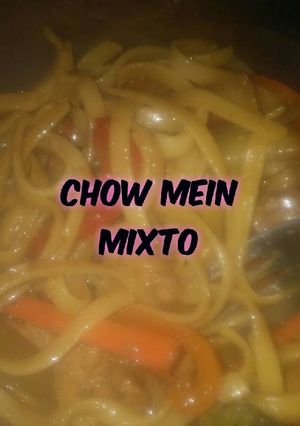 Una foto de Chow Mein mixto (spaguetti chinos) en casa