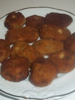 Una foto de Croquetas de queso de cabra con pistachos