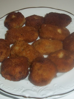 Una foto de Croquetas de queso de cabra con pistachos