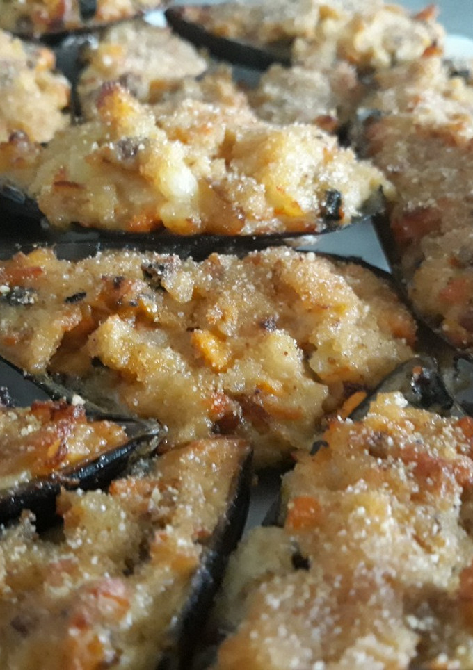 Una foto de Mejillones rellenos de marisco