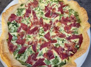 Une photo de °quiche roquette et coppa"
