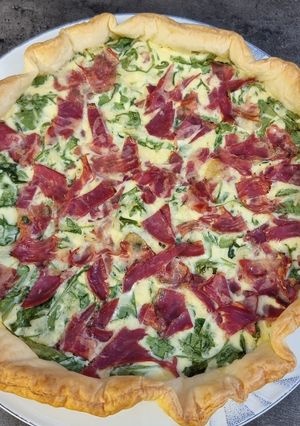 Une photo de °quiche roquette et coppa"