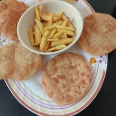 A picture of Aloo bhaja and luchi.