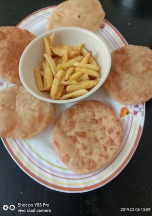 A picture of Aloo bhaja and luchi.