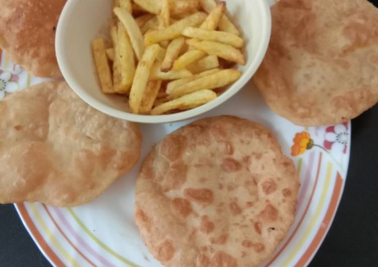 Aloo bhaja and luchi