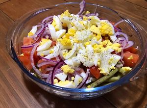 Una foto de Ensalada chauchas, tomate y huevo..
