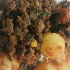 A picture of Stewed beef with boiled waru.