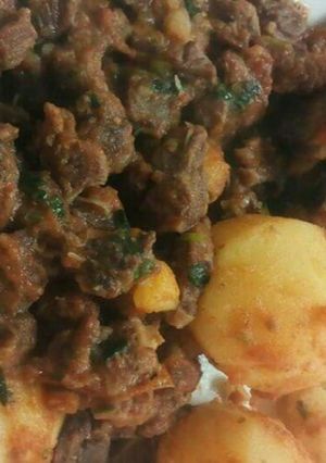 A picture of Stewed beef with boiled waru.