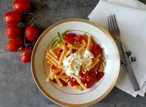Foto di Sedanini con pomodori, anacardi e stracciatella