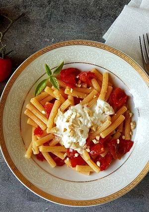 Foto di Sedanini con pomodori, anacardi e stracciatella