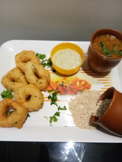 મેંદુ વડા અને સંભાર(mendu vada sambhar recipe in gujarati) રેસીપી મુખ્ય ફોટો