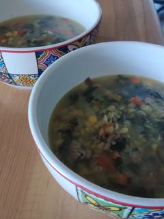 Una foto de Sopa de lentejas, carne y verduras