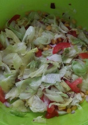 Una foto de Ensalada de lechuga con maíz