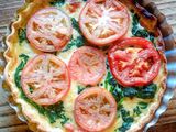 Tarta de espinaca, queso y tomate