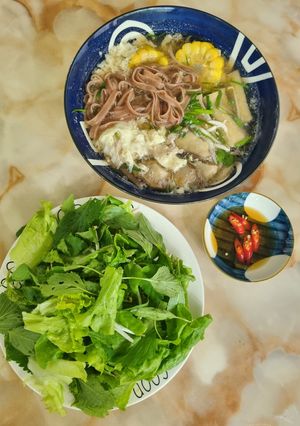 Hình của món Bánh đa đỏ hải sản chay.