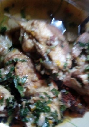 A picture of Cat fish pepper soup garnished with scent leaves and yellow pep.