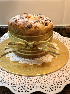 Una foto de Panettone con frutas confitadas y pasas sin gluten