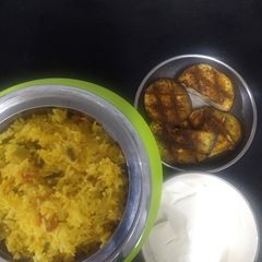 A picture of Fresh(Green) Garlic Pulav.