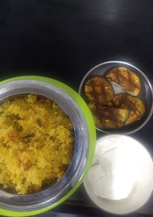 A picture of Fresh(Green) Garlic Pulav.