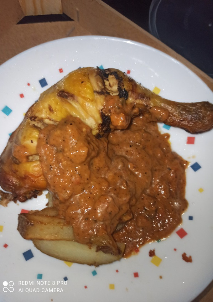 Una foto de Pollo al horno en salsa de Pera