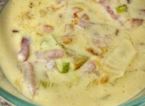 Foto principal de Salsa de quesos, cebolla y bacon para carnes, pasta... ¡para todo! - Receta de Batch cooking
