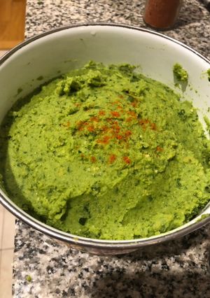Una foto de Hummus de garbanzo y espinaca