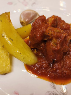 Una foto de Carne con tomate y patatas de luxe