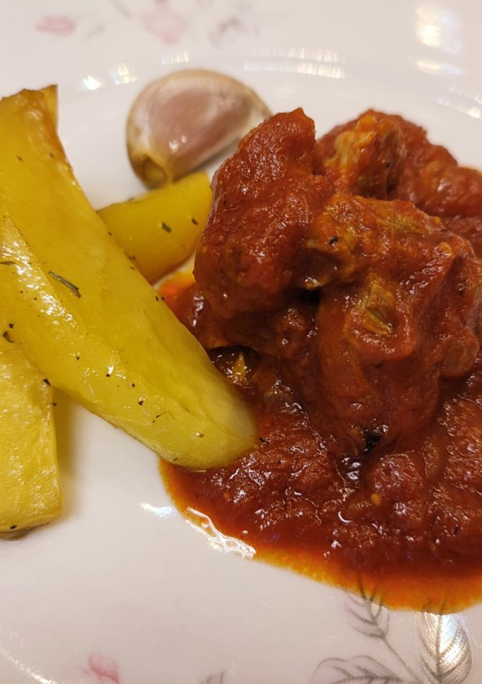 Una foto de Carne con tomate y patatas de luxe