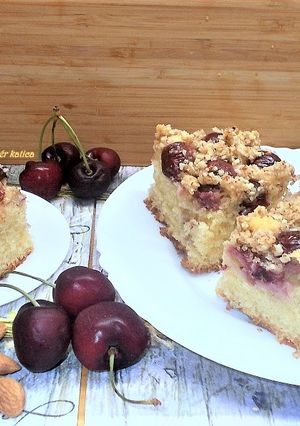 Cseresznyés kocka mandulamorzsával recept fotója