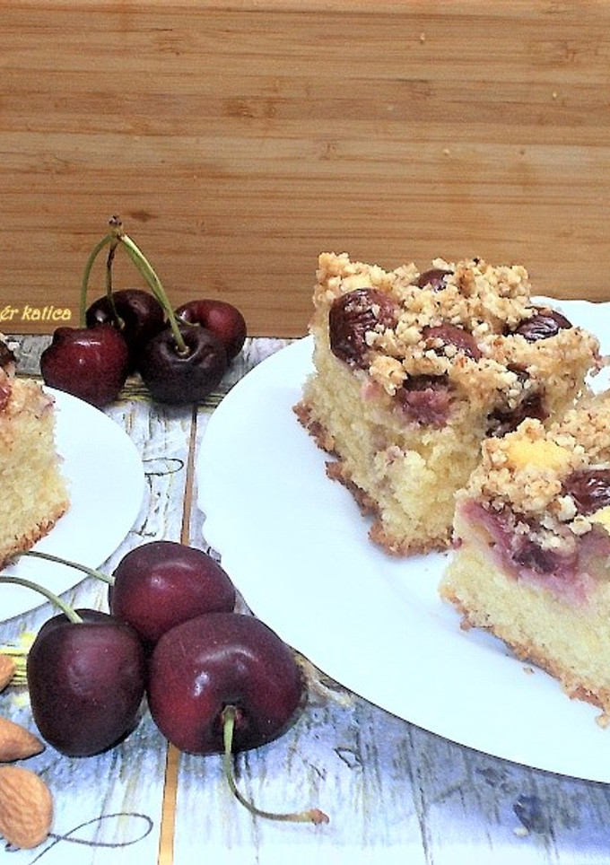 Cseresznyés kocka mandulamorzsával recept fotója