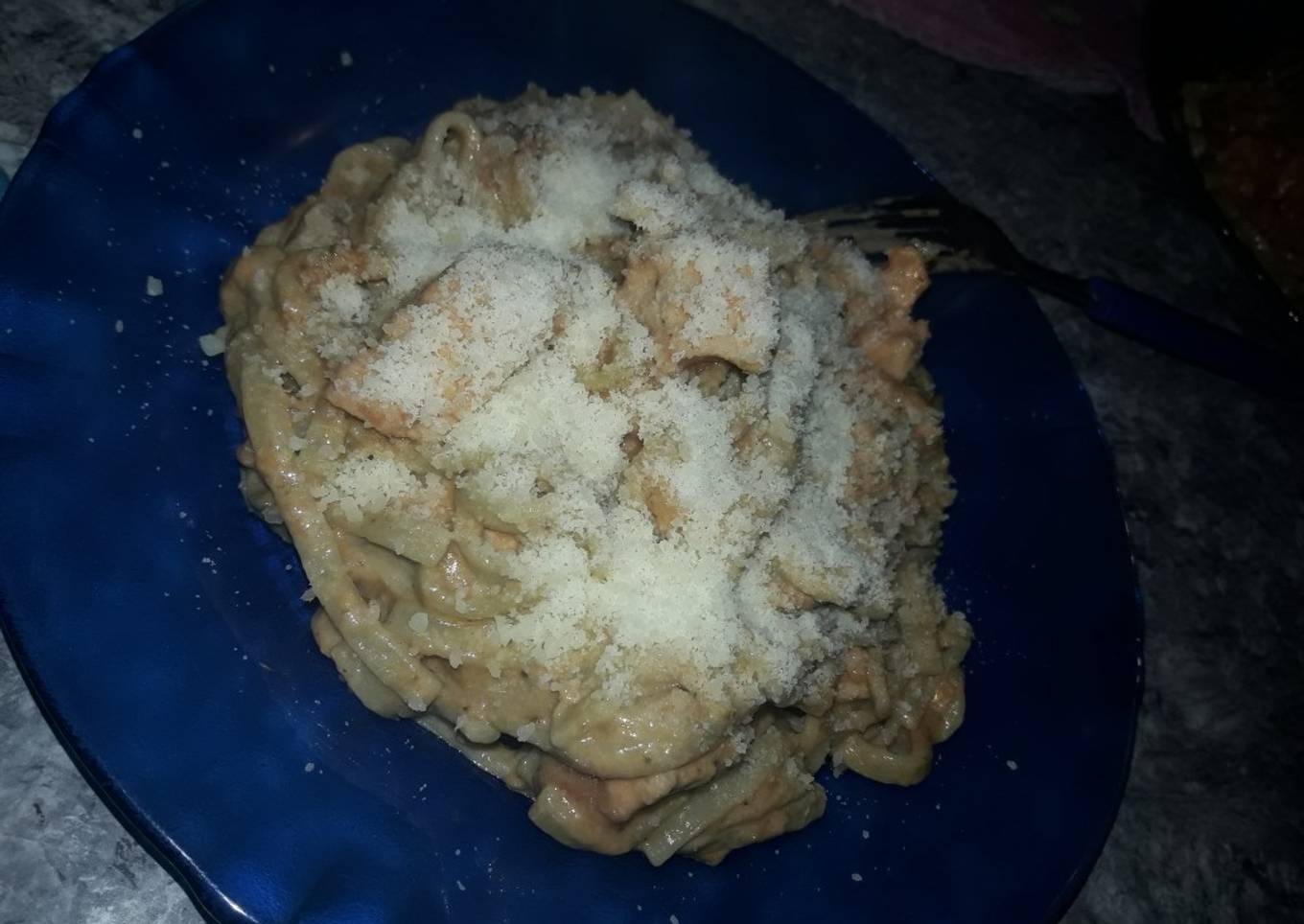 Fideos de espinaca con salsa de pollo y verduras