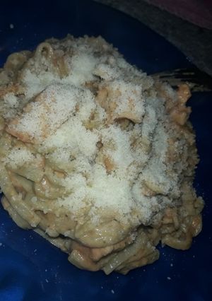 Una foto de Fideos de espinaca con salsa de pollo y verduras