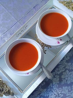 Una foto de Gazpacho de pimientos del piquillos y con toque de alcaparras
