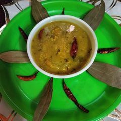 A picture of Panch phoron urad dal.