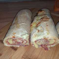 Una foto de Pan relleno de jamón y queso