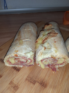 Una foto de Pan relleno de jamón y queso