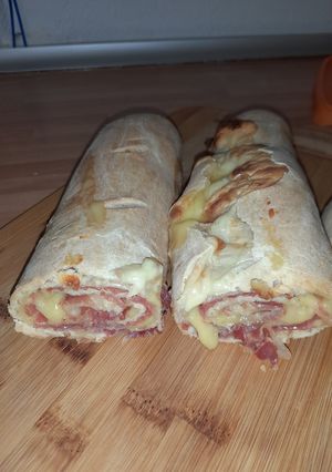 Una foto de Pan relleno de jamón y queso