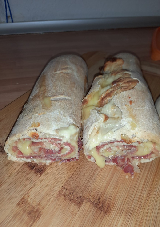 Una foto de Pan relleno de jamón y queso