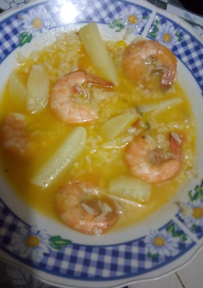 Una foto de Sopa de camarón con papa